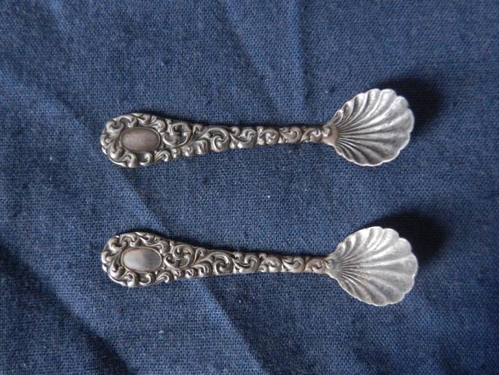 Paar sterling zilveren zoutlepeltjes met rocailles l. 5,1 cm, Antiek en Kunst, Antiek | Goud en Zilver, Zilver, Ophalen of Verzenden