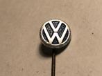 Metalen VW VOLKSWAGEN AUTOMERK Speld (Blauw/Aluminiumkleur)., Verzamelen, Speldjes, Pins en Buttons, Verzenden, Zo goed als nieuw