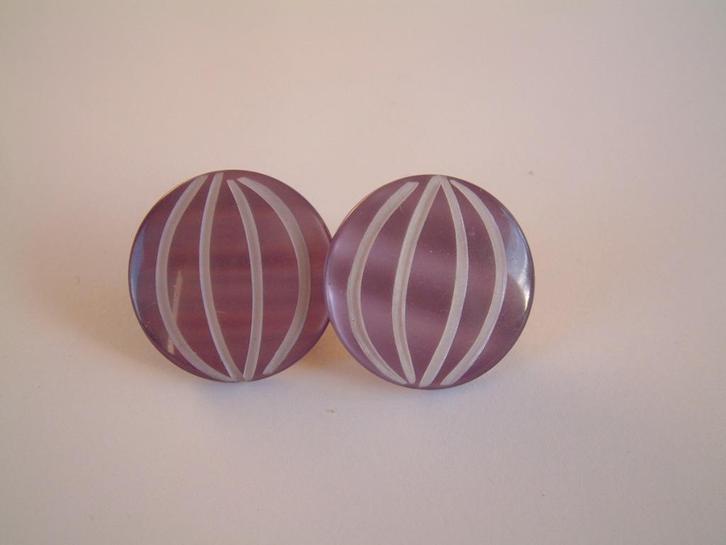 vintage kunststof lila glans oorbellen stekers, Sieraden, Tassen en Uiterlijk, Oorbellen, Zo goed als nieuw, Knopjes of Stekers