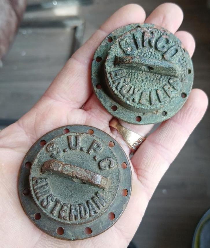 Bodemvondst - S.U.P.C - SINGO - bronzen tankdoppen -, Antiek en Kunst, Antiek | Koper en Brons, Ophalen of Verzenden