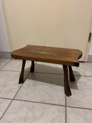 Vintage houten krukje/plantentafeltje beschikbaar voor biedingen