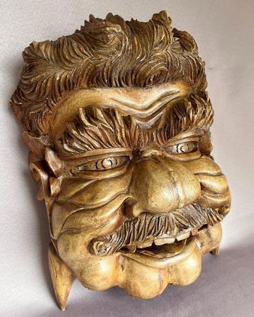 Houten masker hand gestoken beschikbaar voor biedingen