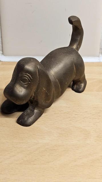 Messing beeldje van hondje beschikbaar voor biedingen