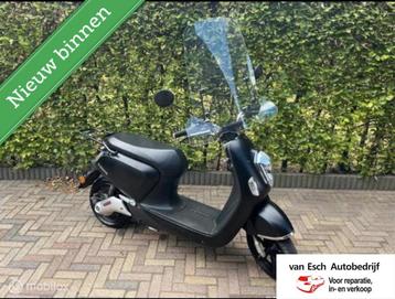 Q Bromscooter Crystal Sport beschikbaar voor biedingen