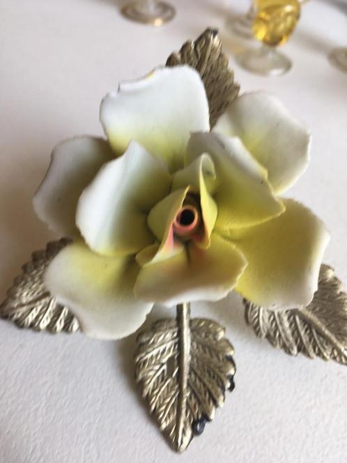 Capodimonte oude porseleinen roos met messing bladeren, Verzamelen, Beelden en Beeldjes, Zo goed als nieuw, Ophalen