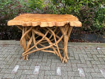 Stoere houten tafel met uniek onderstel beschikbaar voor biedingen