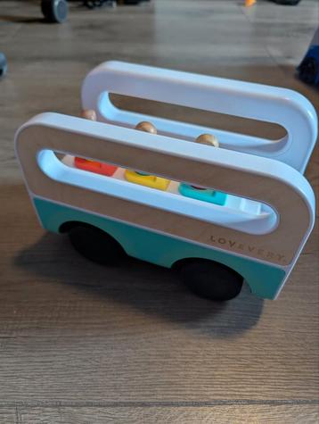 Lovevery auto/bus met poppetjes beschikbaar voor biedingen