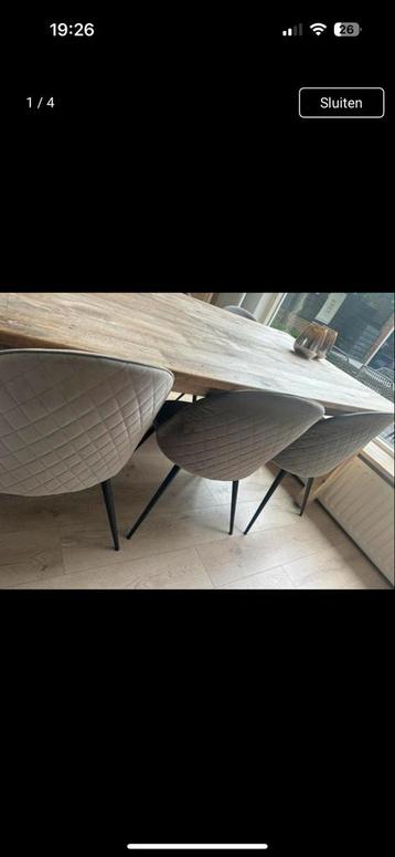 Robuuste Houten Eettafel beschikbaar voor biedingen