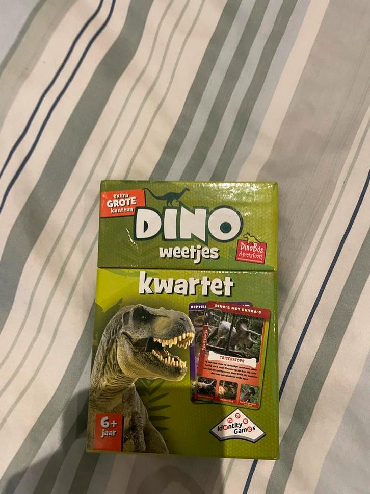 Dino Weetjes Kwartet - Extra Grote Kaarten, Hobby en Vrije tijd, Gezelschapsspellen | Bordspellen, Nieuw, Drie of vier spelers