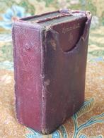 Twee antieke bijbeltjes uit Engeland in leder etui., Ophalen of Verzenden