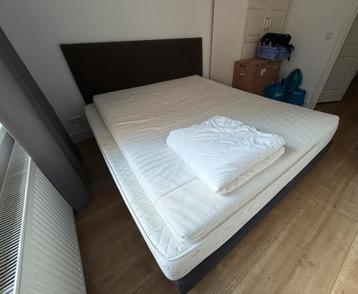 Bed frame and mattresses 180 beschikbaar voor biedingen
