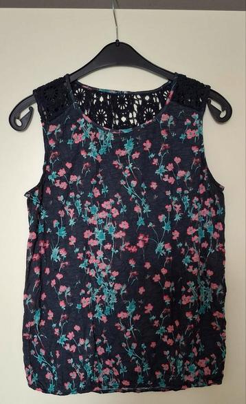 Leuk fleurig shirt. (Maat 42) beschikbaar voor biedingen