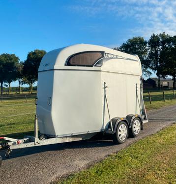 Zeer nette en ruime Atec polyester 2- paards paardentrailer beschikbaar voor biedingen