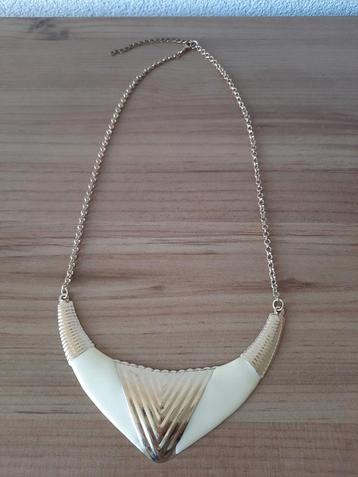 Leuke Goudkleurige Crème Kettingen Ketting beschikbaar voor biedingen