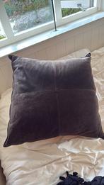 Groot suède kussen 60x60, Huis en Inrichting, Woonaccessoires | Kussens, Ophalen of Verzenden, Zo goed als nieuw, Bruin, Vierkant