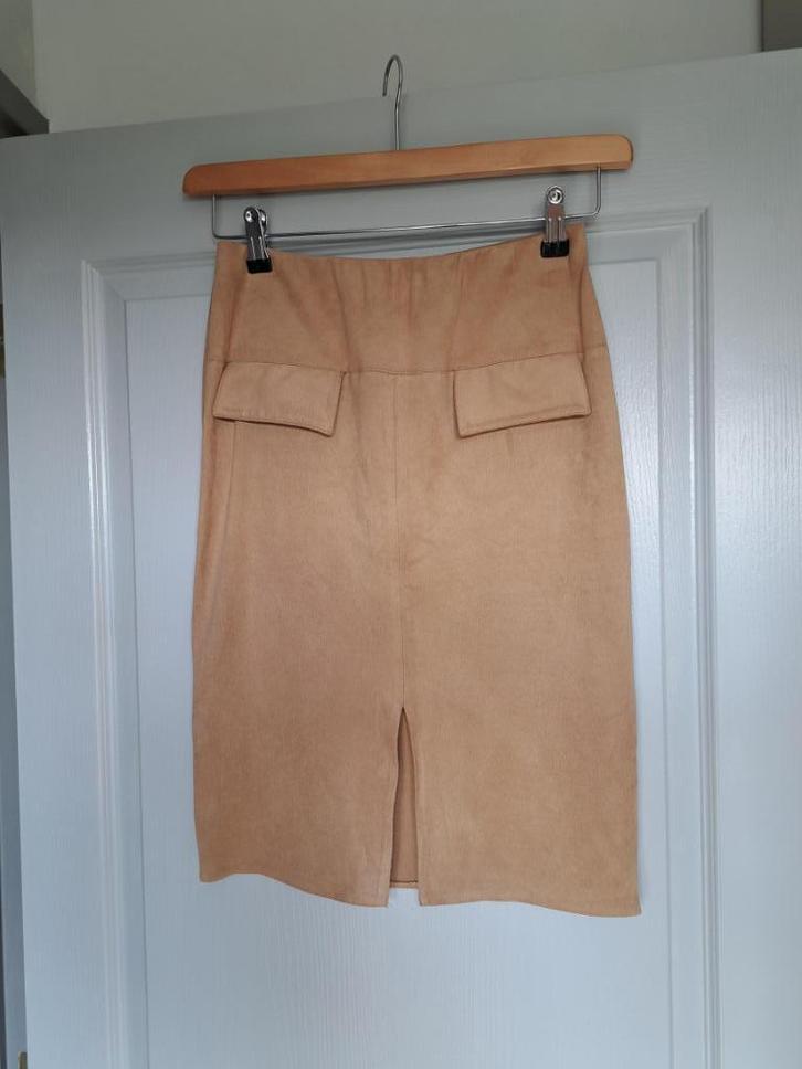 Mooie knielange suèdine rok, maat S., Kleding | Dames, Rokken, Zo goed als nieuw, Maat 36 (S), Beige, Knielengte, Ophalen of Verzenden