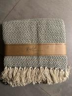 NIEUW: grijs/wit plaid 130x180, Huis en Inrichting, Woonaccessoires | Plaids en Woondekens, Ophalen of Verzenden, Nieuw
