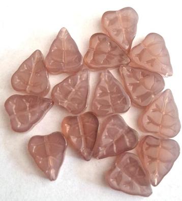 Oud roze opaque Tsjechische blad glas kralen 12x10 mm beschikbaar voor biedingen