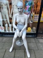 GOEDKOPE  zittende etalagepop dame mooi voor 50 jaar Sarah!, ., Ophalen of Verzenden, ., Gedragen