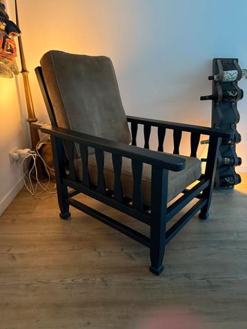 Mooie houten stoel met stoffen bekleding GRATIs