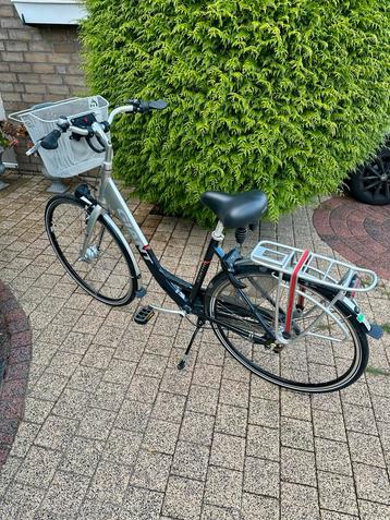 Damesfiets Giant met pomp & mandje. beschikbaar voor biedingen