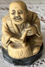 Gaaf Japans Netsuke op een donkere sokkel. Circa 1950, Antiek en Kunst, Verzenden