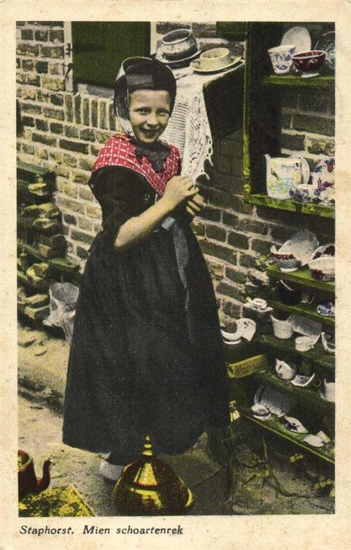 Staphorst. Mien schoartenrek - meisje klederdracht - 1950 ge, Verzamelen, Ansichtkaarten | Nederland, Gelopen, Overijssel, 1940 tot 1960