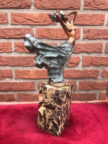 bronzen prachtbeeld, dame in de wind beschikbaar voor biedingen