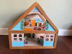 Houten Poppenhuis met Meubels en Poppen, Ophalen of Verzenden, Gebruikt, Poppenhuis