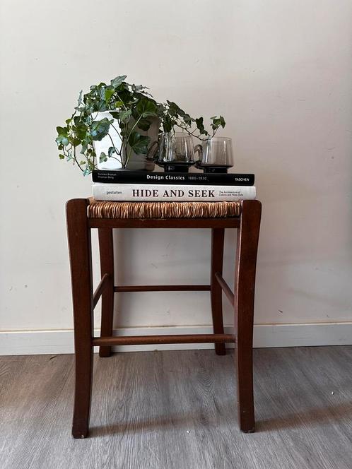 Vintage krukje met rieten zitting, Huis en Inrichting, Krukjes, Zo goed als nieuw, Hout, Ophalen of Verzenden