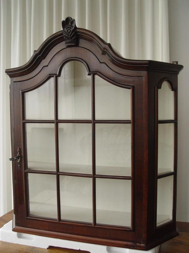 Antiek Notenhouten vitrinekastje    Zeer oud., Antiek en Kunst, Antiek | Meubels | Kasten, Ophalen
