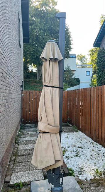 Beige zweef parasol 3,5m (defect) beschikbaar voor biedingen
