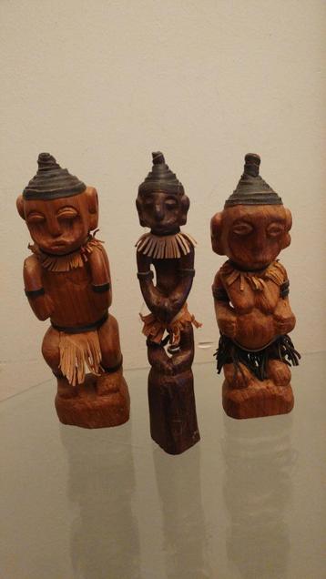 3 houten beeldjes met accessoires van Afrikaans gezin. beschikbaar voor biedingen