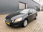 Volvo V60 1.6 T4 Kinetic, Auto's, Volvo, Voorwielaandrijving, Gebruikt, Zwart, 4 cilinders