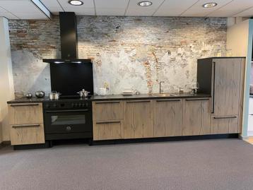 Keuken opstelling hout incl apparatuur beschikbaar voor biedingen