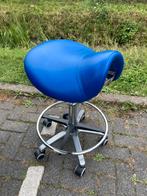 Nette ergonomische breede zadelkruk blauw met voetenring, Huis en Inrichting, Ophalen, Blauw, Zo goed als nieuw, Bureaukruk