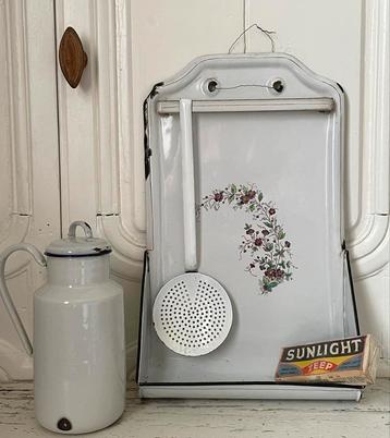 Emaille oud lepelrek met bloemen beschikbaar voor biedingen