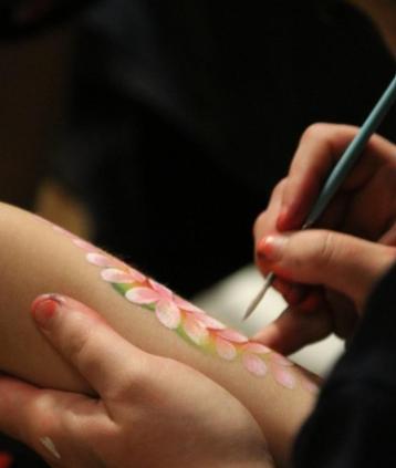 Schminken en glittertattoo’s beschikbaar voor biedingen