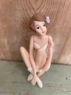 Beeldje zittend ballet meisje. Witte kleding en roos in haar, Ophalen, Zo goed als nieuw, Mens