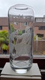Vintage Glazen Vaas met Gegraveerde Voorstelling, Antiek en Kunst, Ophalen of Verzenden