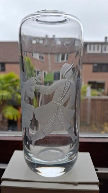 Vintage Glazen Vaas met Gegraveerde Voorstelling beschikbaar voor biedingen