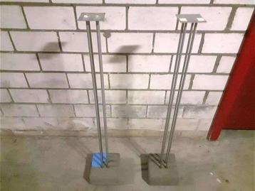 GRATIS : 2x sokkel/standaard van metaal met cementen voet b1
