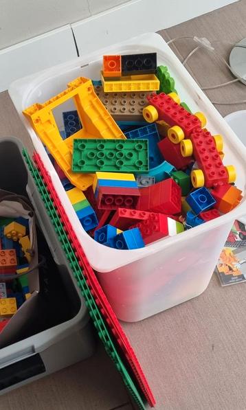 Grote bak Duplo + 4 bouwplaten beschikbaar voor biedingen