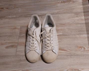 1 paar Adidas, wit, gedragen. beschikbaar voor biedingen
