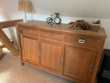 Grote houten kast met lades en schap beschikbaar voor biedingen