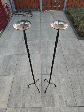 2 antieke smeedijzeren kandelaars 128 cm beschikbaar voor biedingen