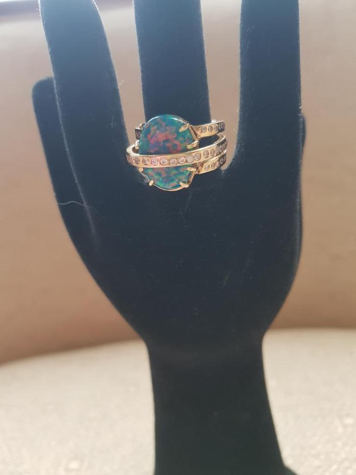 14 krt geelgouden designring met harlekijn opaal en briljant, Sieraden, Tassen en Uiterlijk, Ringen, Zo goed als nieuw, Dame, Kleiner dan 17