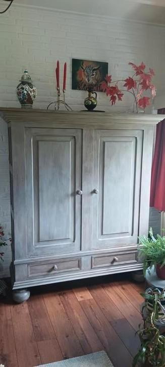 Taupe kleur, eiken kast rookvrije omgeving beschikbaar voor biedingen