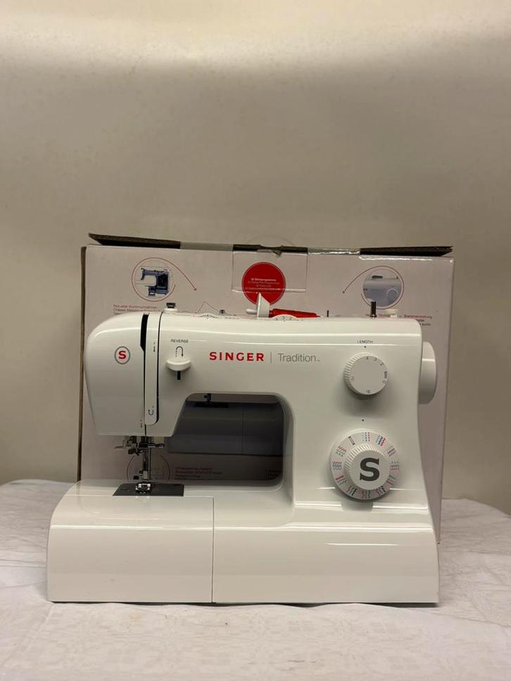 Singer tradition 2282 naaimachine zo goed als nieuw, Hobby en Vrije tijd, Naaimachines en Toebehoren, Naaimachine, Singer, Ophalen