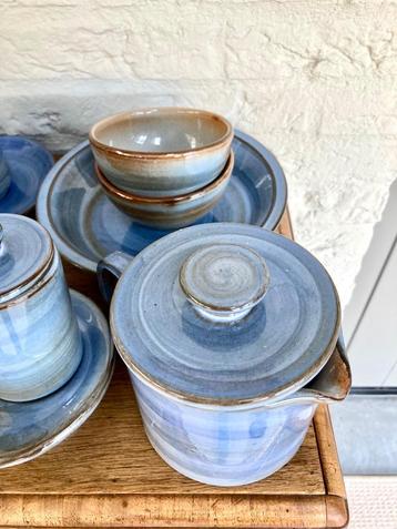Volendams aardewerk, serviesonderdelen blauw, beige, groen. beschikbaar voor biedingen